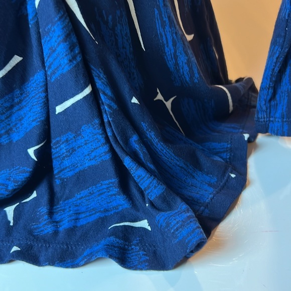 💙ANN TAYLOR BLUE & WHITE V NECK WRAP TO SIDE 3/4 SLEEVE TOP SIZE SMALL💙 - Picture 9 of 14